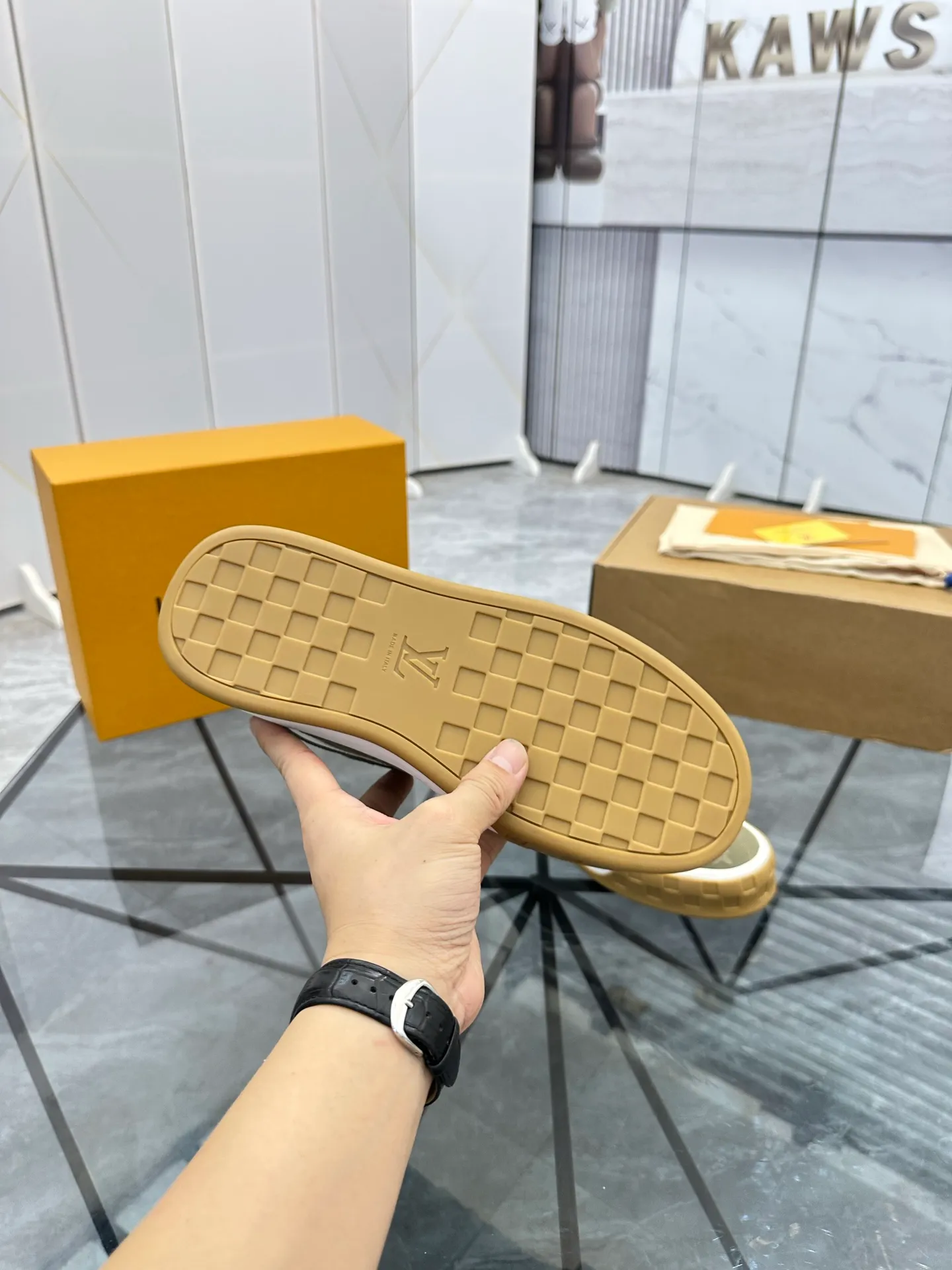 Men's shoes for sale 💰: 💰P660¥ Top quality Comes with airplane case Product trademark: LV* "Louis Vuitton*" low-top casual shoes Regular size: 35-44 (can be customized to 45) Couple style Product materials: imported nubuck leather upper, sheepskin lining, original outsole. Number: 819
